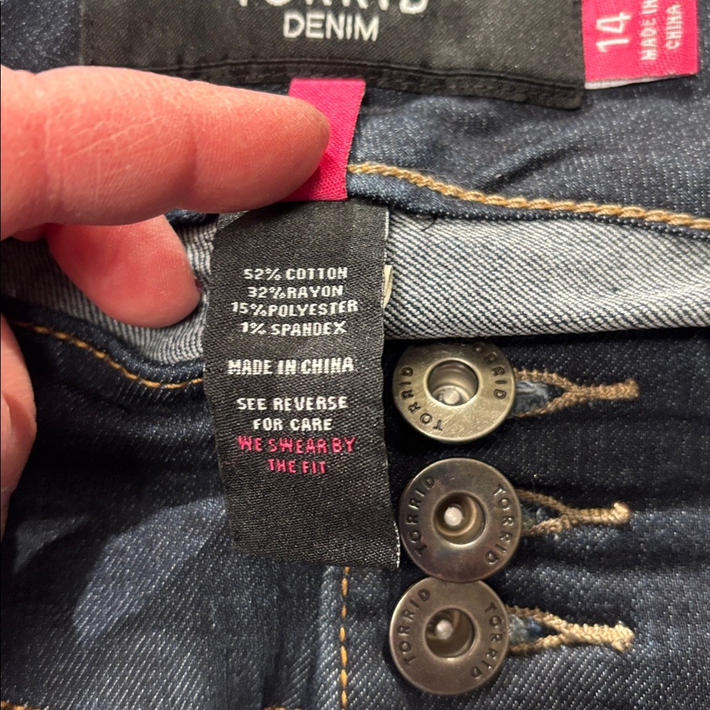 Torrid crop jeans in size 14 dark wash, lots of stretch. - Picture 10 of 12